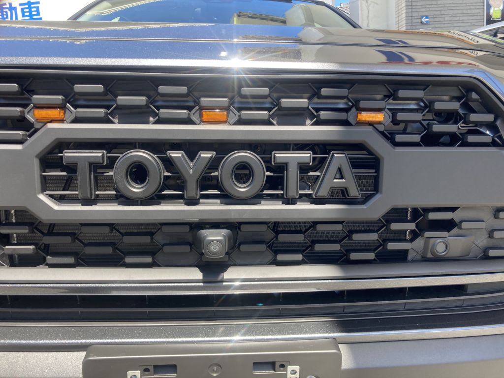 rav4 アドベンチャー専用　タコマ風フロントグリル 本日は『トヨタ RAV4 アドベンチャー タコマ風グリル交換