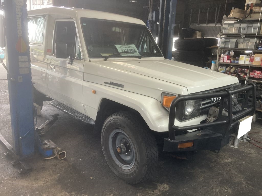 ランクル75　トゥループキャリア　トゥルーピー　クラッチオーバーホール　エンジンオイルパン交換　ウインドレギュレーター交換の画像