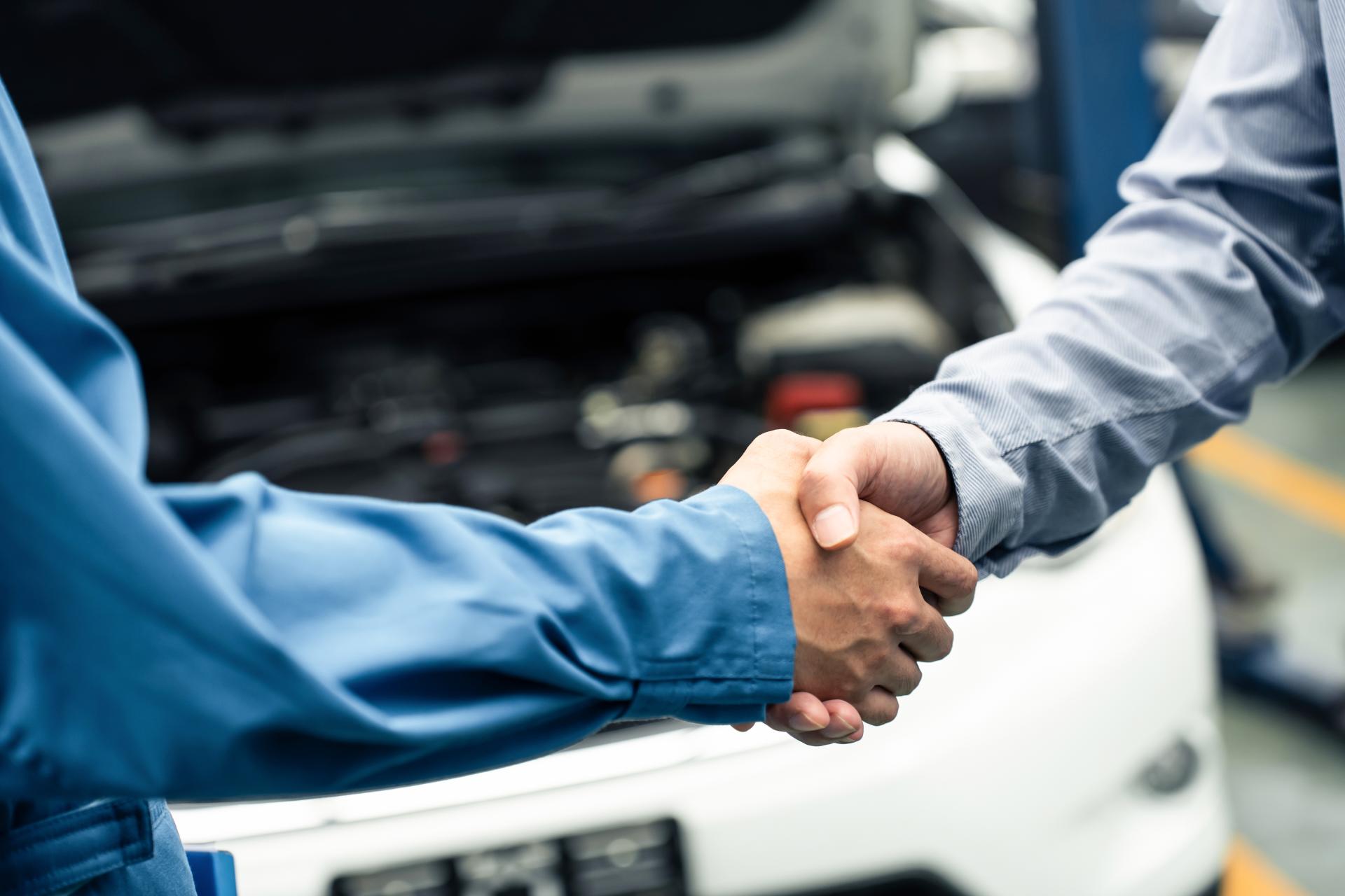 握手している画像